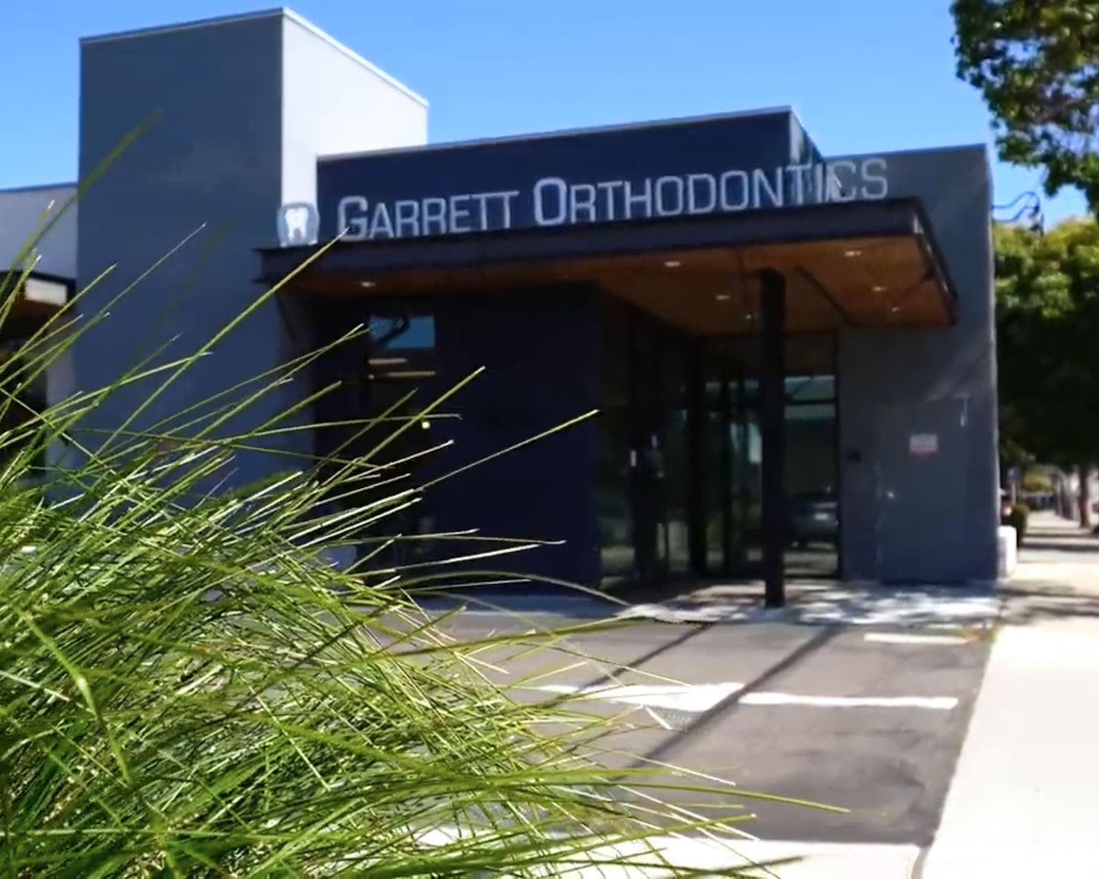 The entrance of the Arroyo Grande office on East Grand Avenue, seen from the sidewalk.