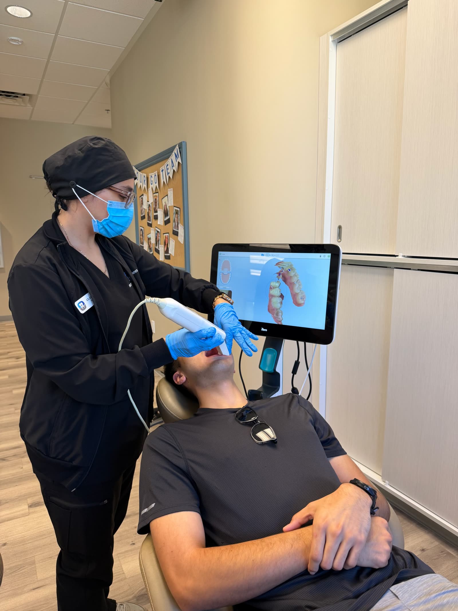 A digital scan being taken, the teeth appearing on screen alongside.
